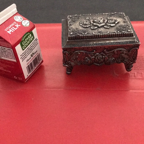 Beautiful trinket box- vintage silver tone w roses - Picture 8 of 8
